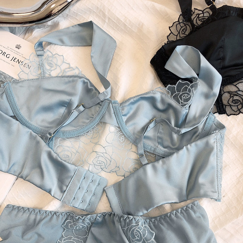LA VIE EN ROSE Embroidery Silk-Lace Lingerie Set